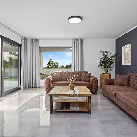 Special Offer! New Luxury Apartment With Pool, Fitness, Outdoor Bar&Grill Buje Buitenkant foto