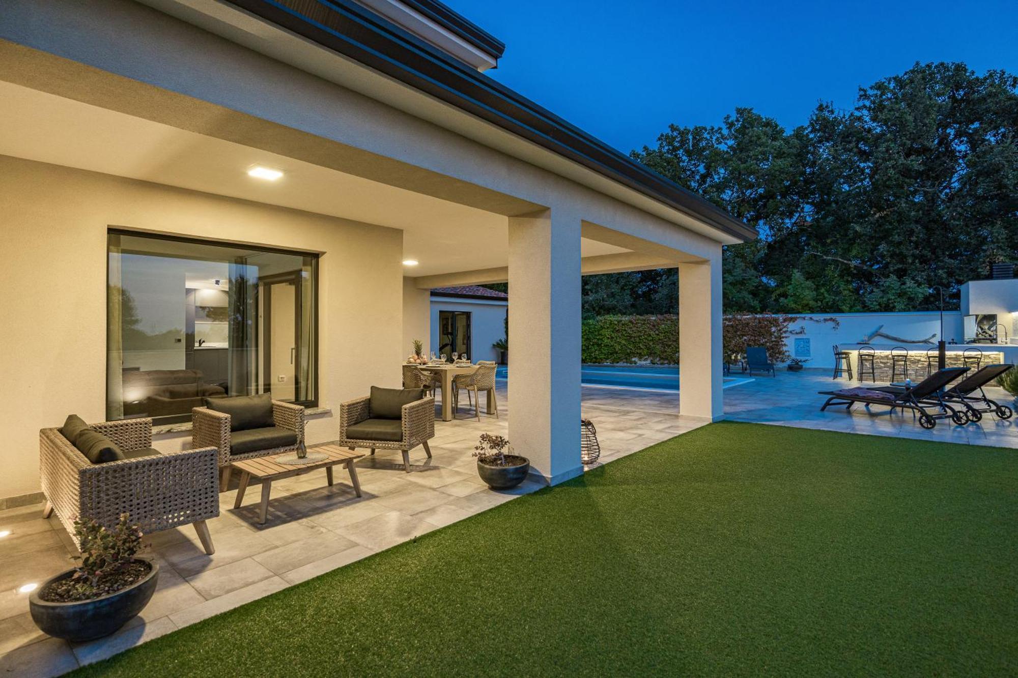Special Offer! New Luxury Apartment With Pool, Fitness, Outdoor Bar&Grill Buje Buitenkant foto
