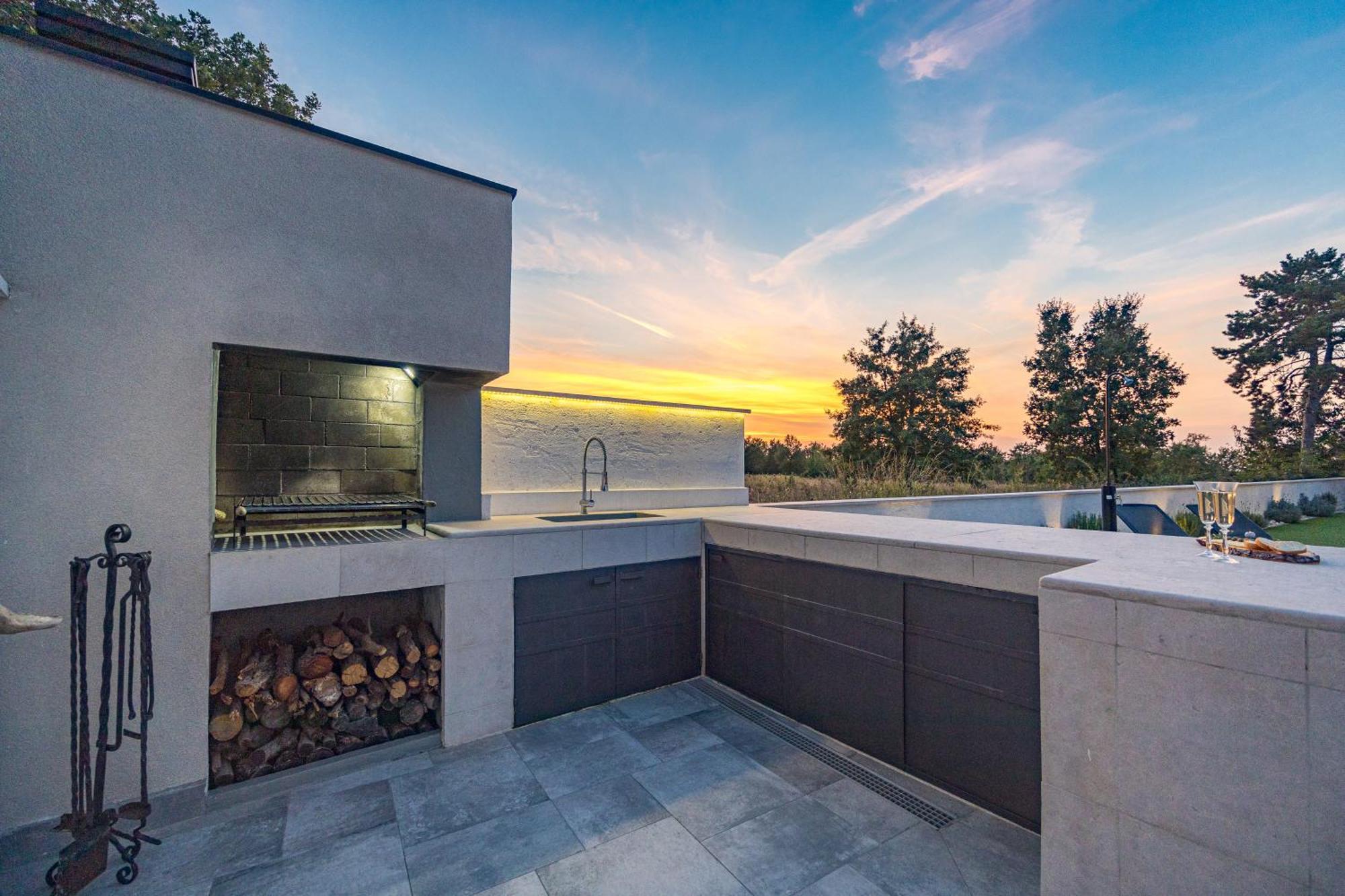 Special Offer! New Luxury Apartment With Pool, Fitness, Outdoor Bar&Grill Buje Buitenkant foto