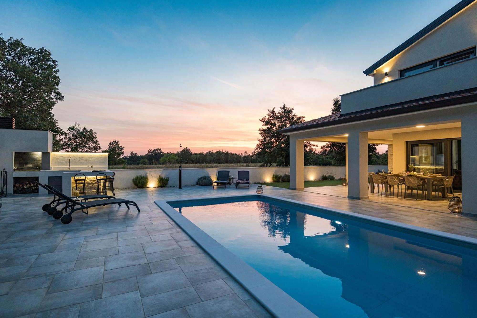 Special Offer! New Luxury Apartment With Pool, Fitness, Outdoor Bar&Grill Buje Buitenkant foto
