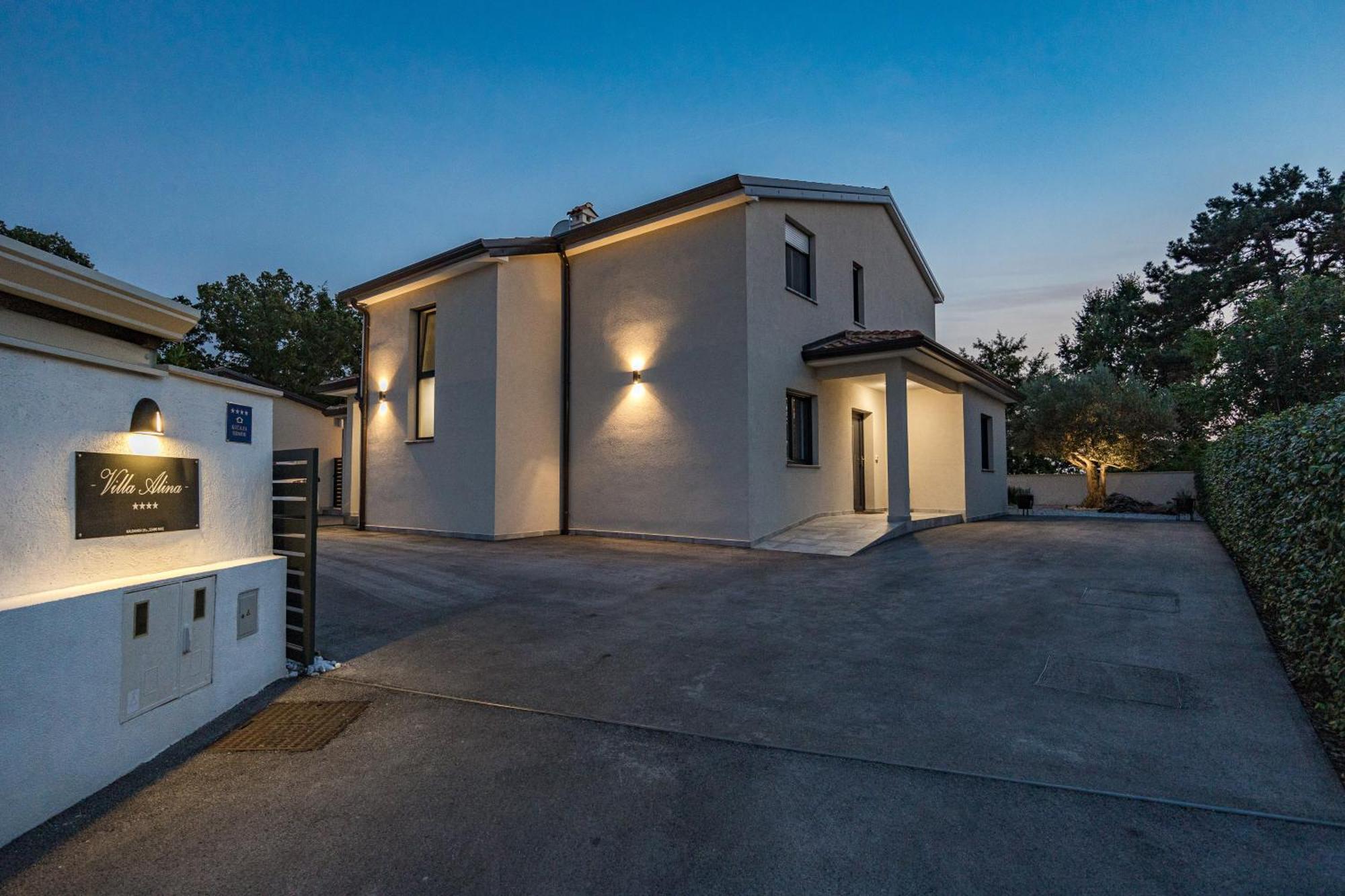 Special Offer! New Luxury Apartment With Pool, Fitness, Outdoor Bar&Grill Buje Buitenkant foto