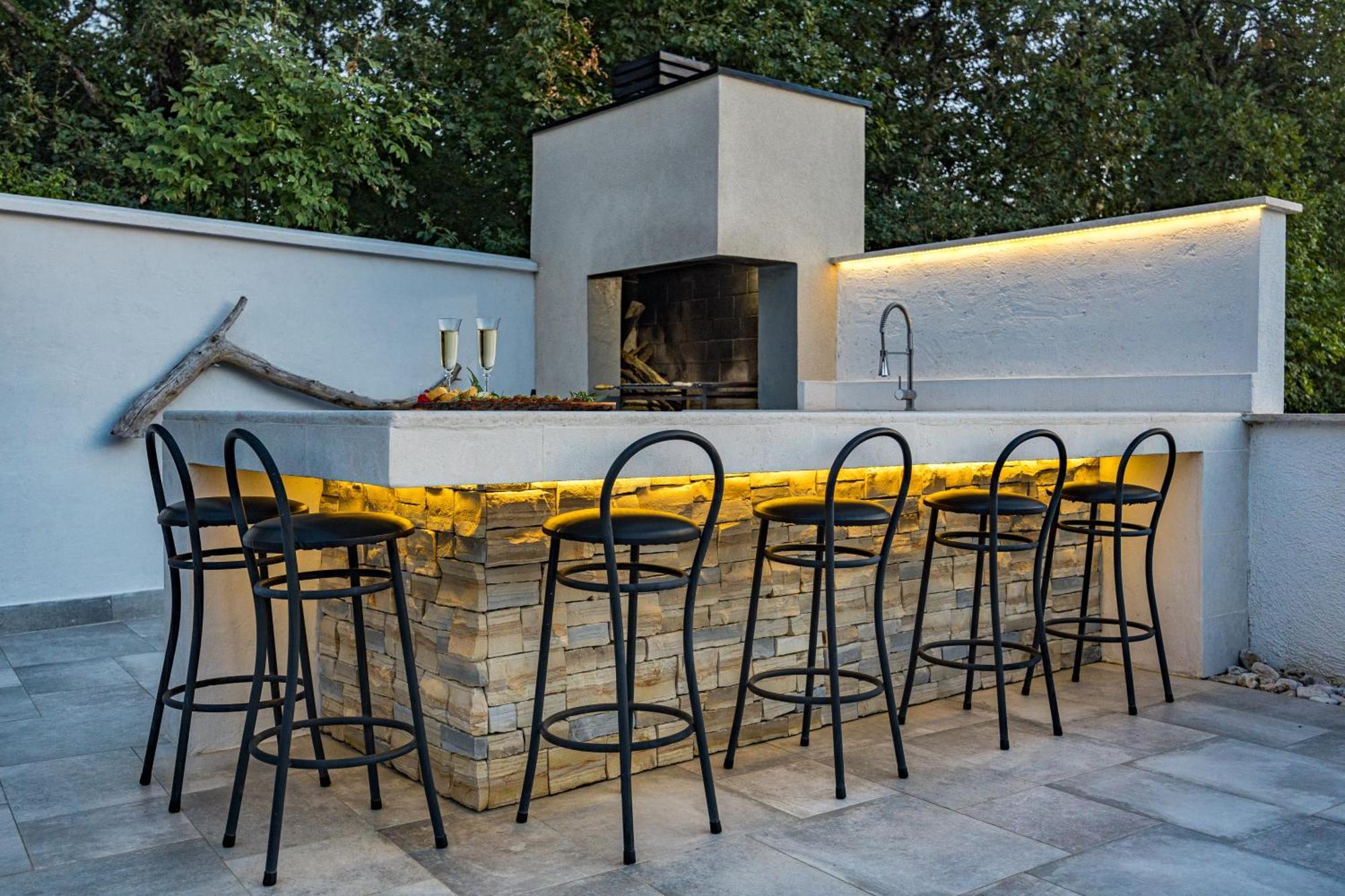 Special Offer! New Luxury Apartment With Pool, Fitness, Outdoor Bar&Grill Buje Buitenkant foto