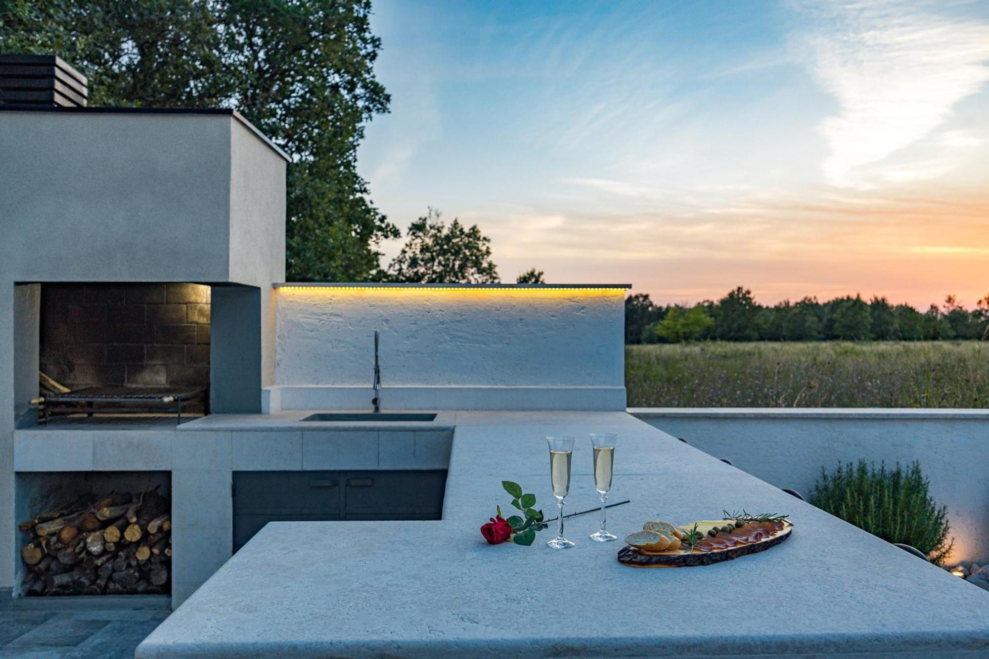 Special Offer! New Luxury Apartment With Pool, Fitness, Outdoor Bar&Grill Buje Buitenkant foto