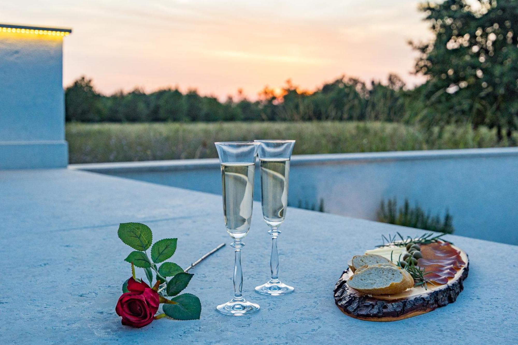 Special Offer! New Luxury Apartment With Pool, Fitness, Outdoor Bar&Grill Buje Buitenkant foto