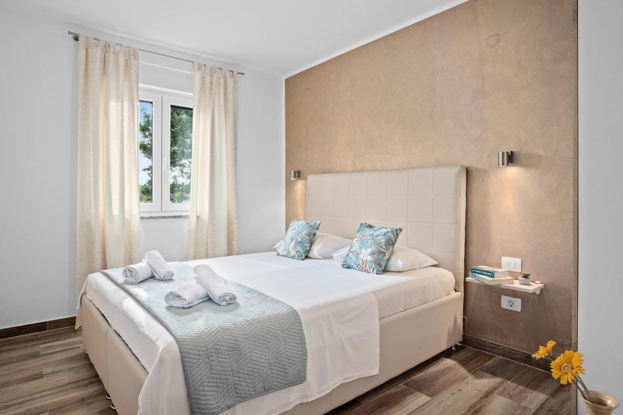 Special Offer! New Luxury Apartment With Pool, Fitness, Outdoor Bar&Grill Buje Buitenkant foto