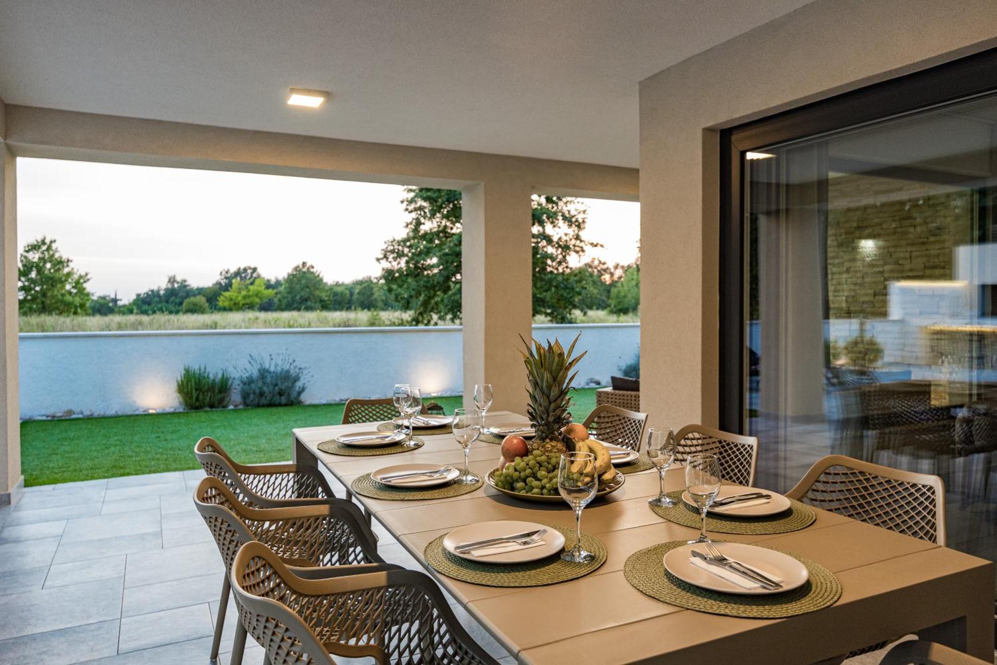 Special Offer! New Luxury Apartment With Pool, Fitness, Outdoor Bar&Grill Buje Buitenkant foto