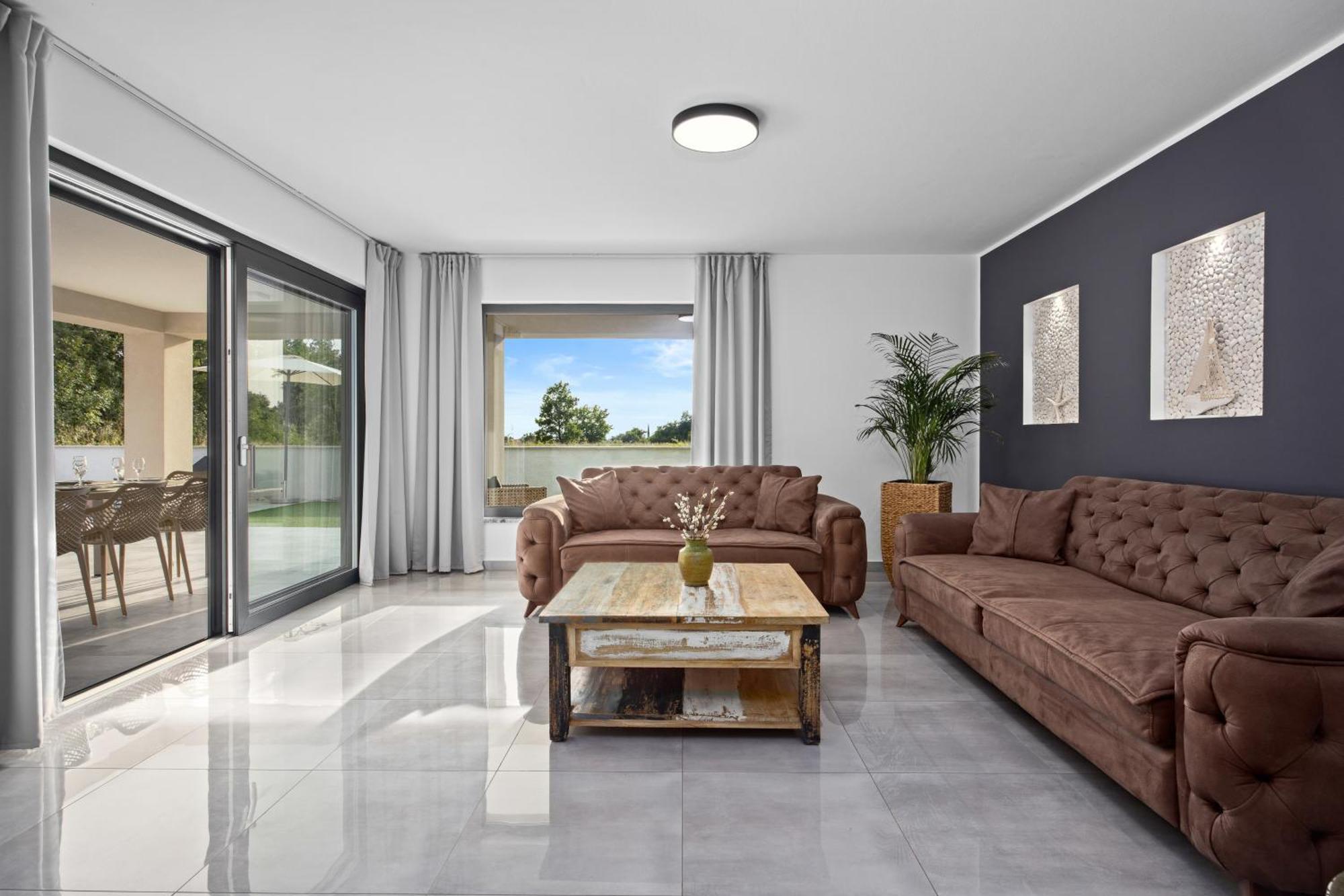 Special Offer! New Luxury Apartment With Pool, Fitness, Outdoor Bar&Grill Buje Buitenkant foto
