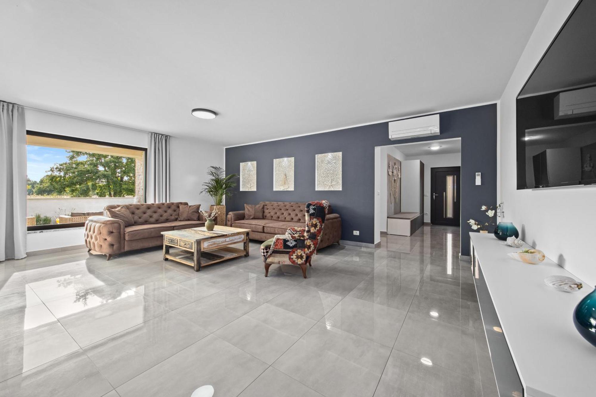 Special Offer! New Luxury Apartment With Pool, Fitness, Outdoor Bar&Grill Buje Buitenkant foto