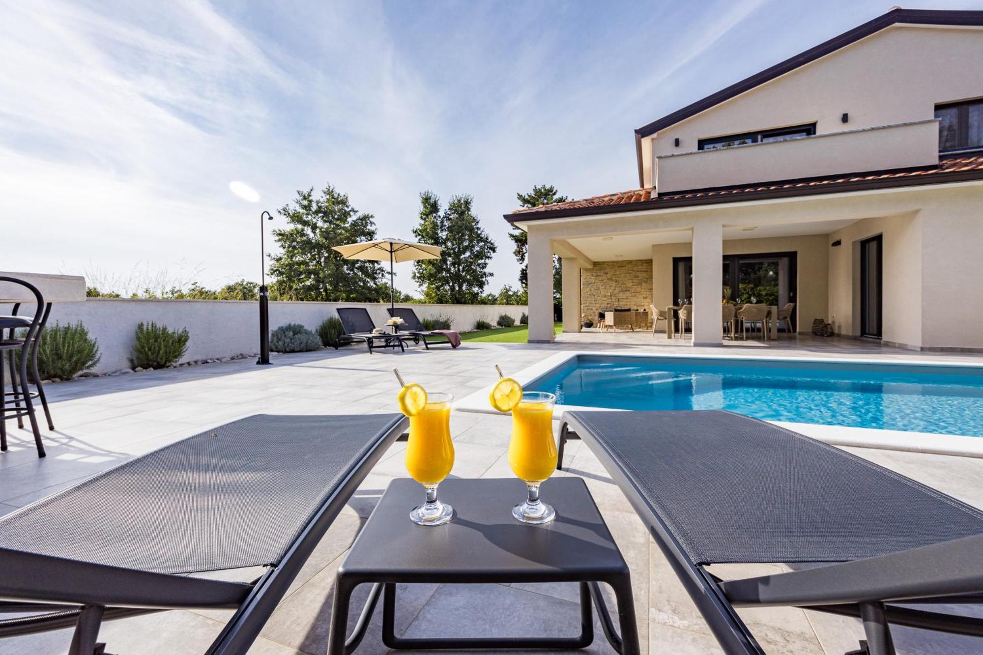 Special Offer! New Luxury Apartment With Pool, Fitness, Outdoor Bar&Grill Buje Buitenkant foto