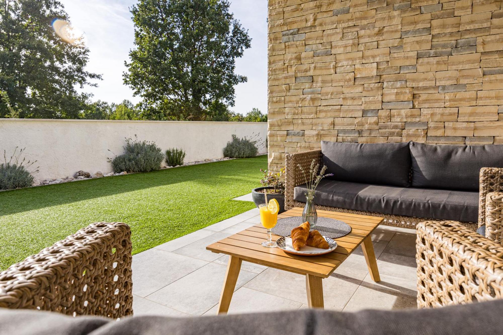 Special Offer! New Luxury Apartment With Pool, Fitness, Outdoor Bar&Grill Buje Buitenkant foto