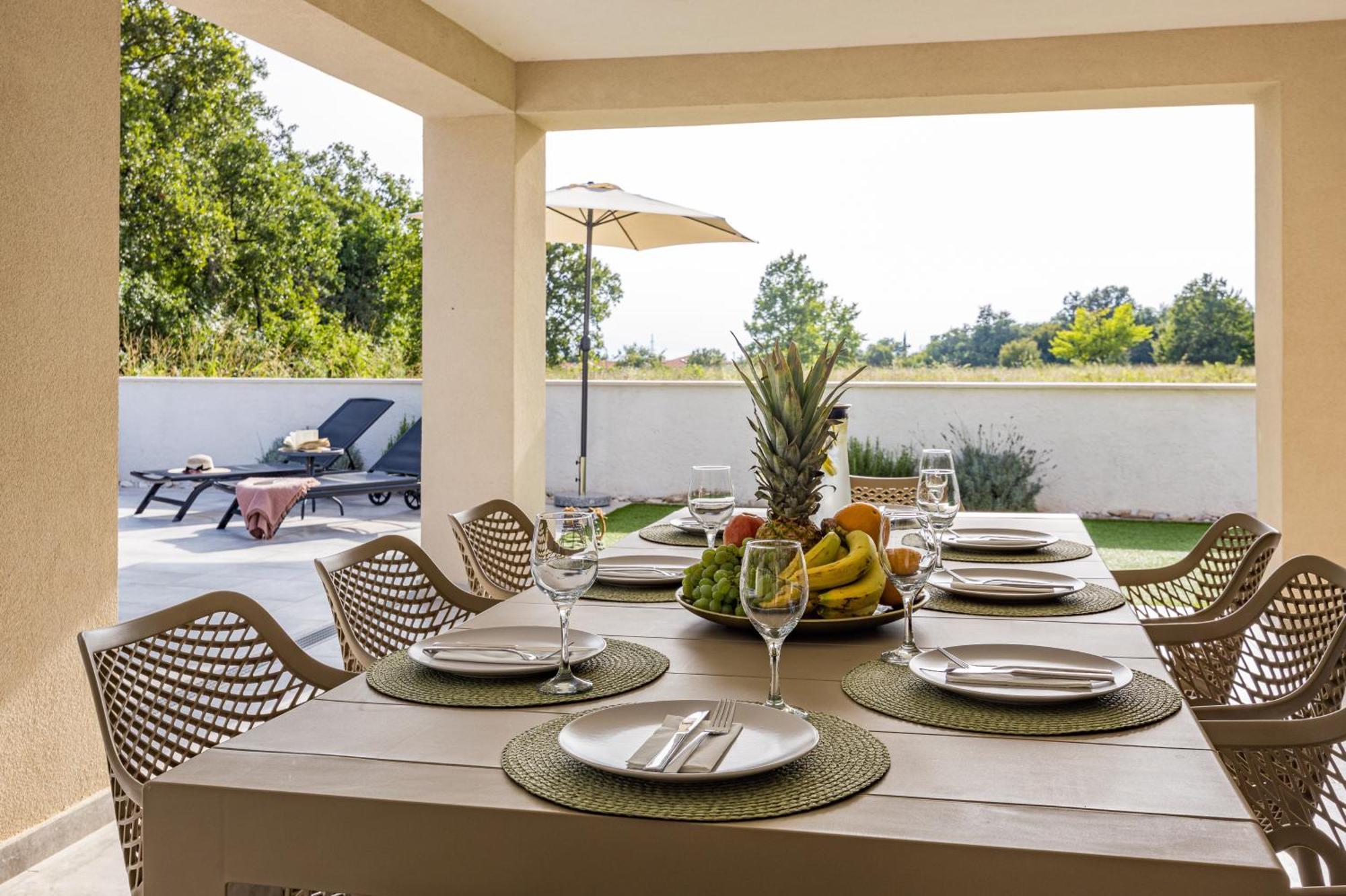 Special Offer! New Luxury Apartment With Pool, Fitness, Outdoor Bar&Grill Buje Buitenkant foto