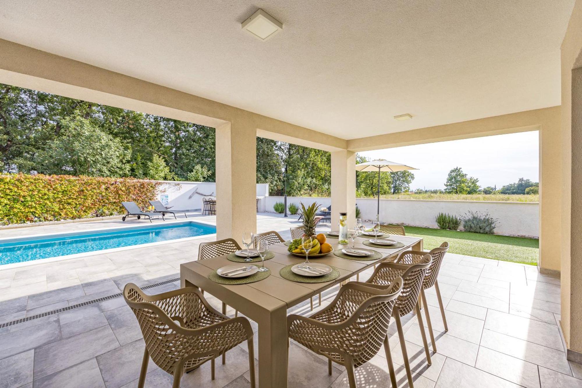 Special Offer! New Luxury Apartment With Pool, Fitness, Outdoor Bar&Grill Buje Buitenkant foto