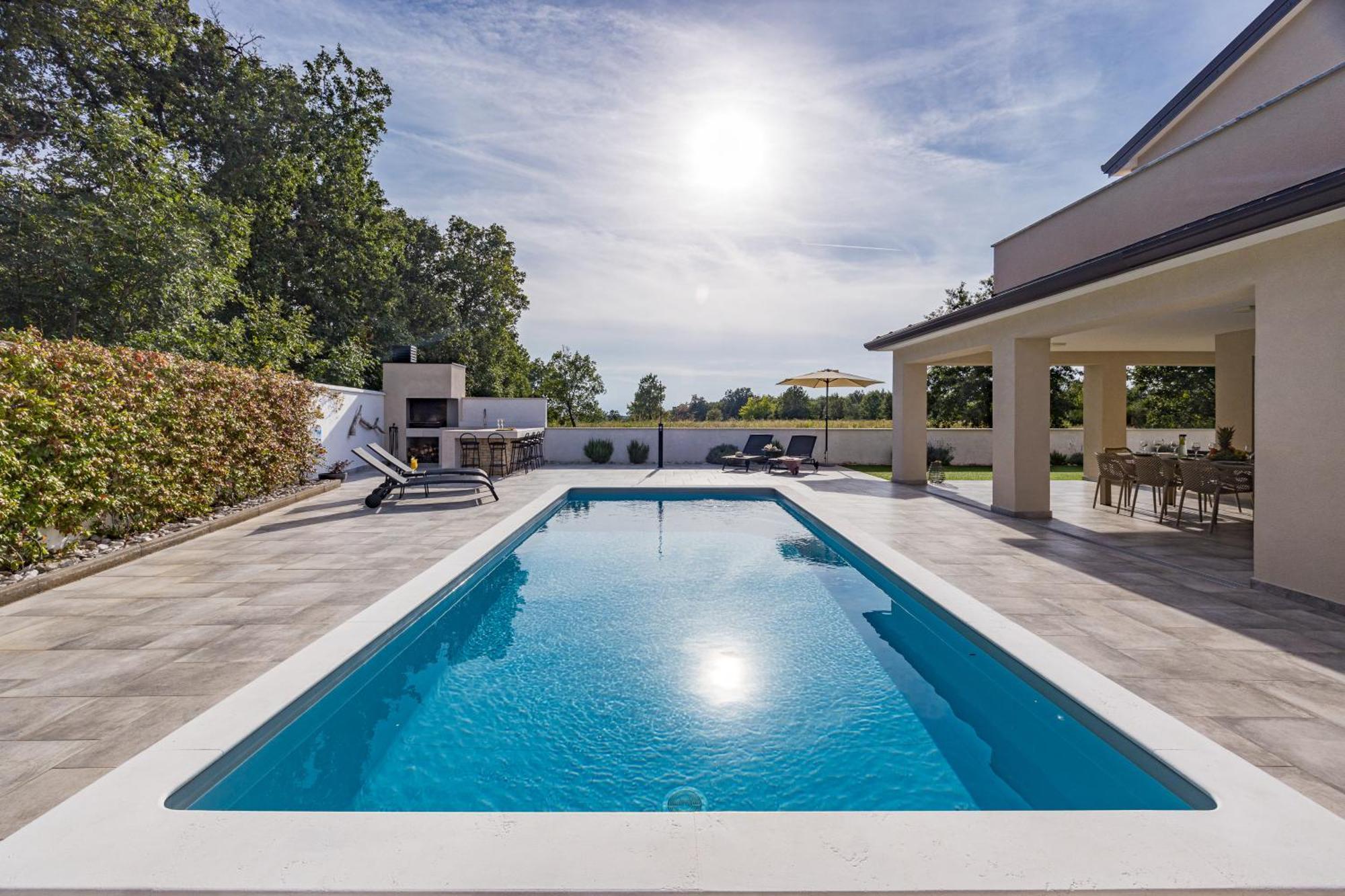 Special Offer! New Luxury Apartment With Pool, Fitness, Outdoor Bar&Grill Buje Buitenkant foto