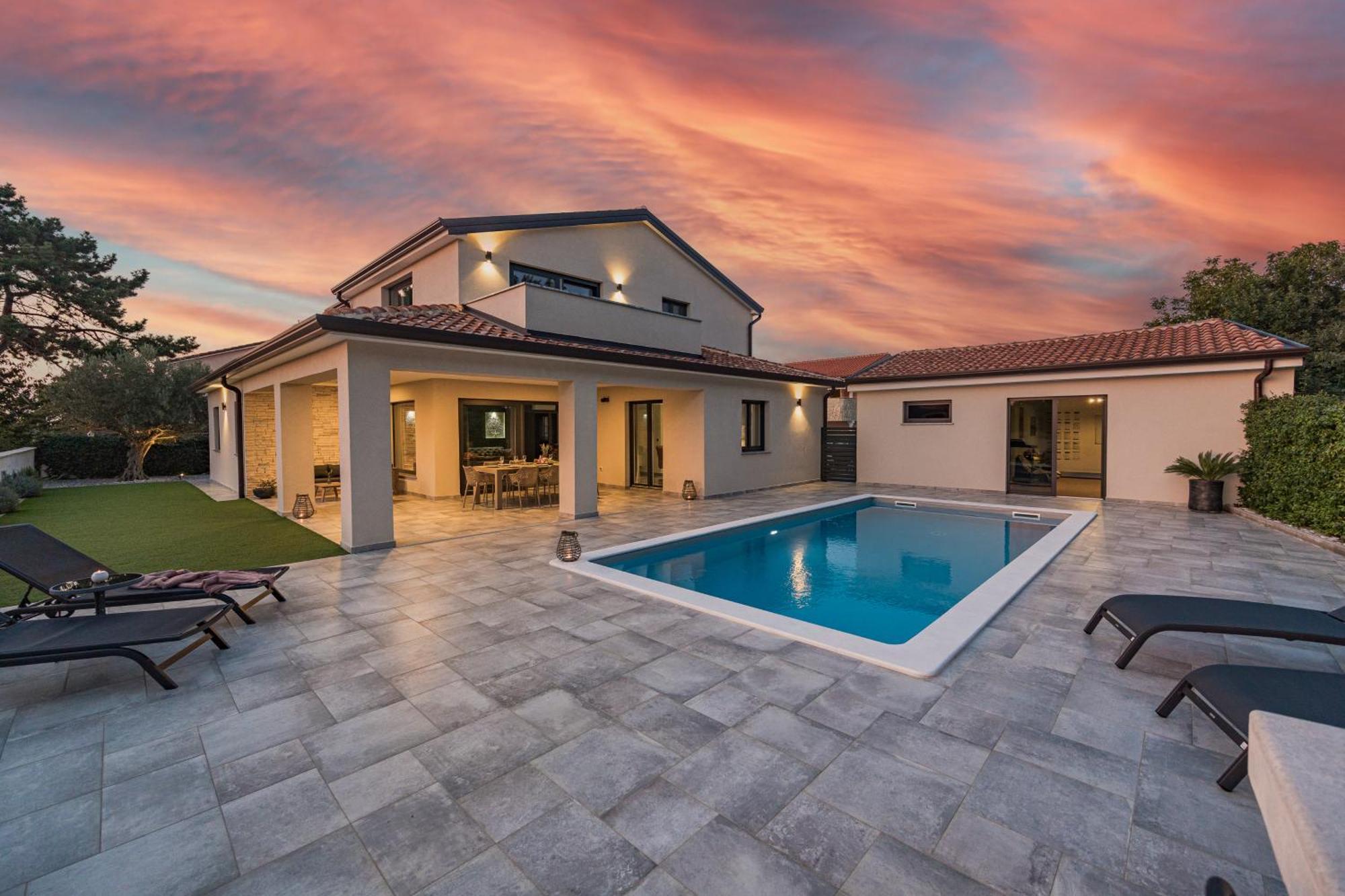 Special Offer! New Luxury Apartment With Pool, Fitness, Outdoor Bar&Grill Buje Buitenkant foto